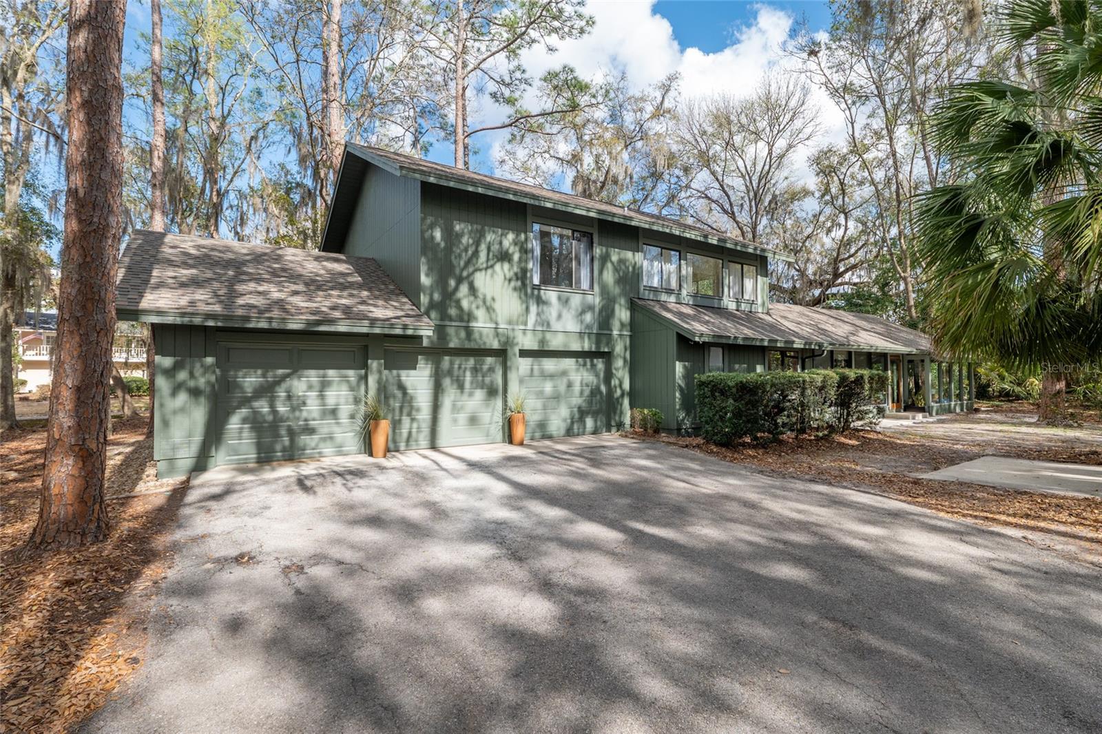 COUNTRY CLUB MANOR - Residential