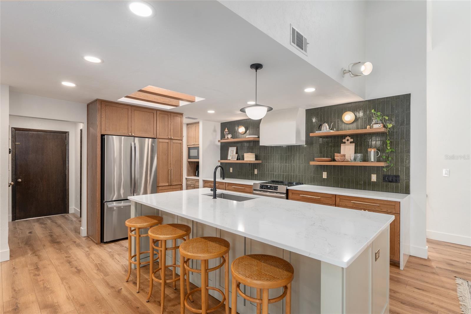 COUNTRY CLUB MANOR - Residential