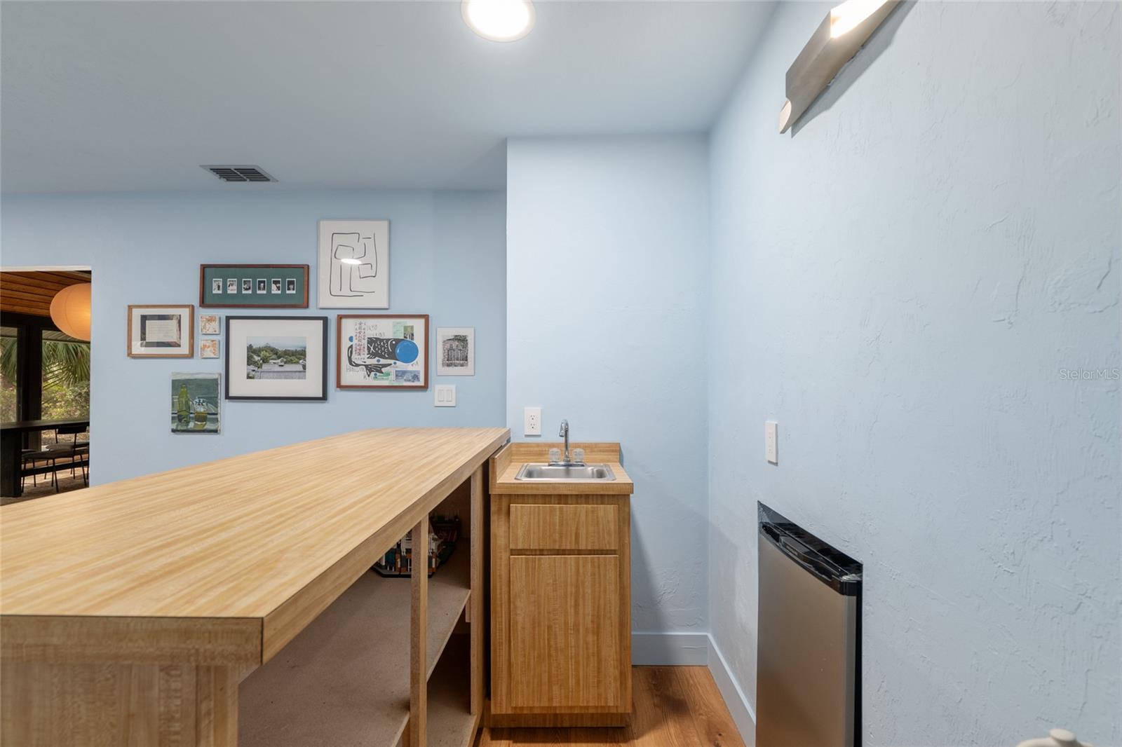 COUNTRY CLUB MANOR - Residential