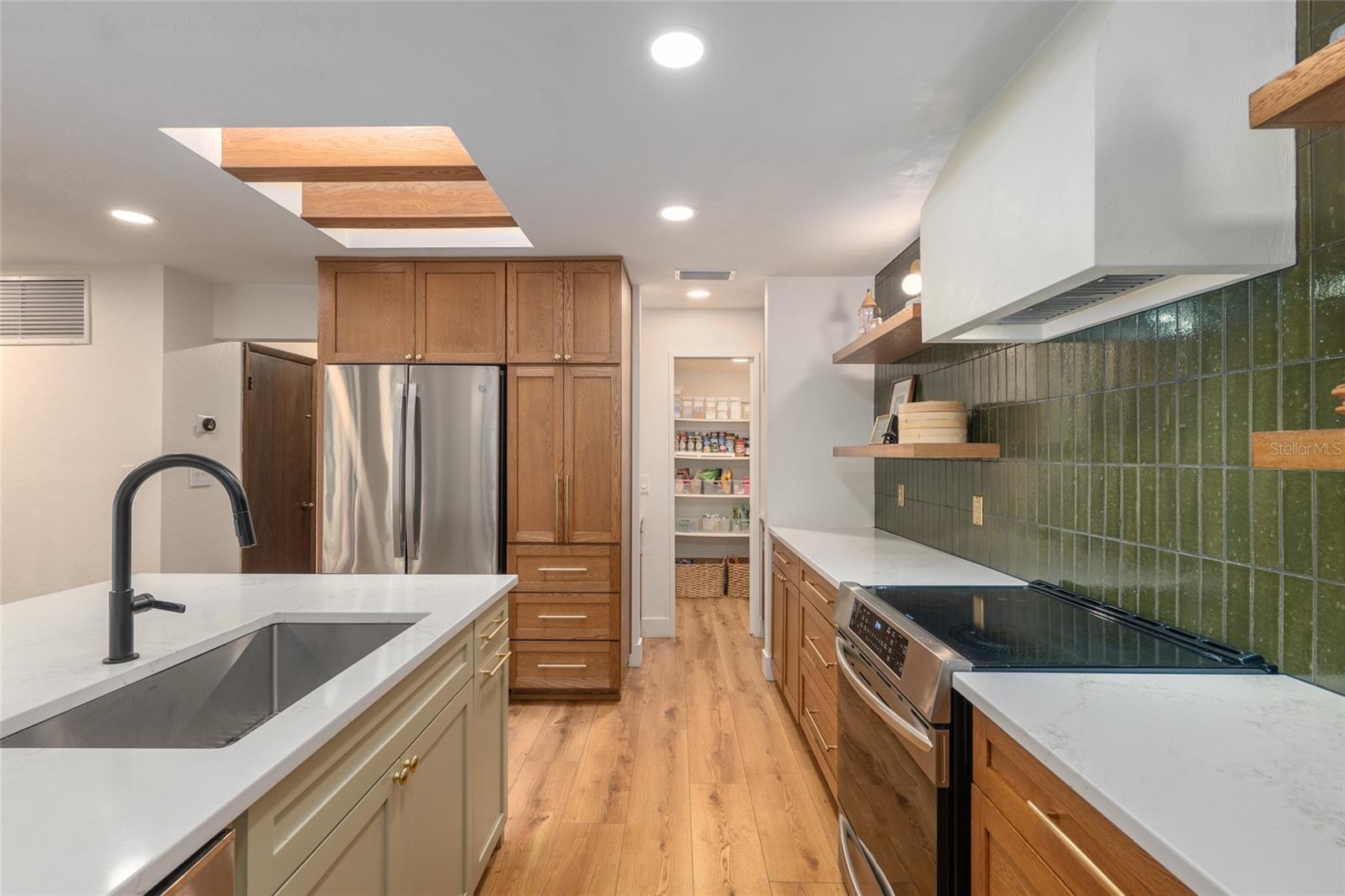 COUNTRY CLUB MANOR - Residential