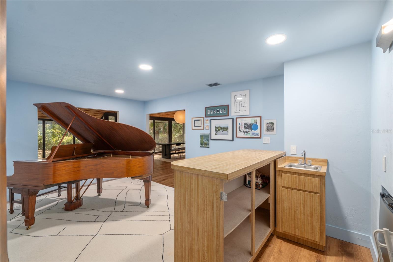 COUNTRY CLUB MANOR - Residential