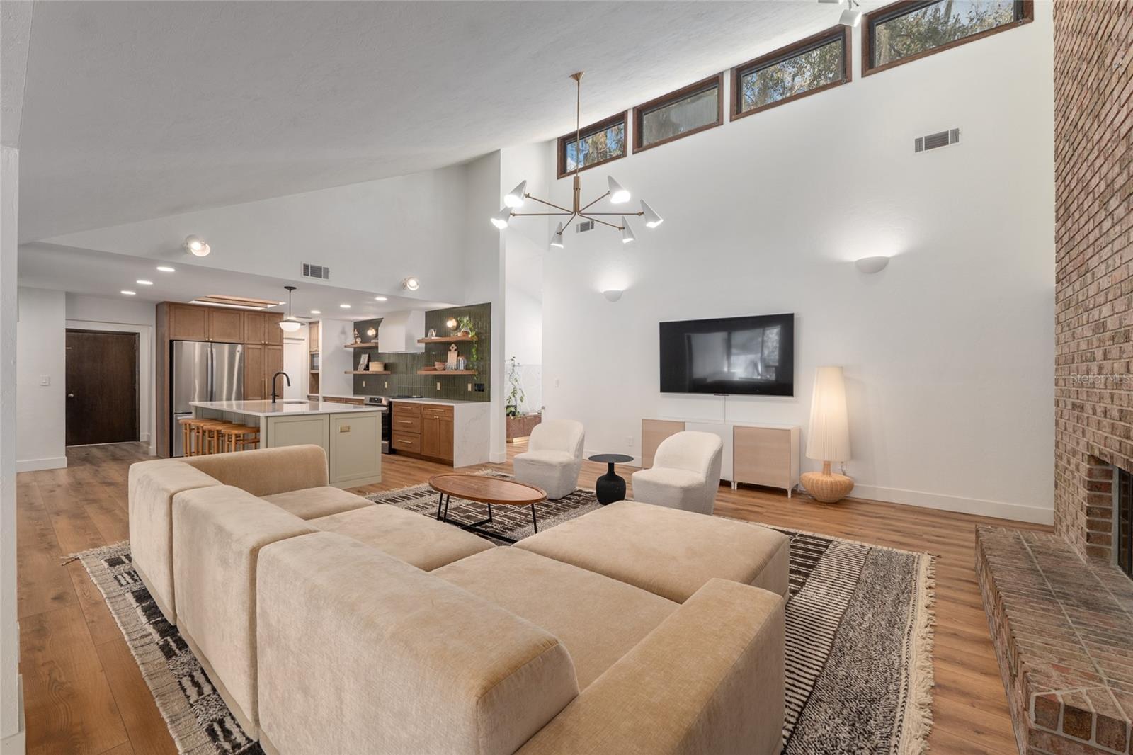 COUNTRY CLUB MANOR - Residential