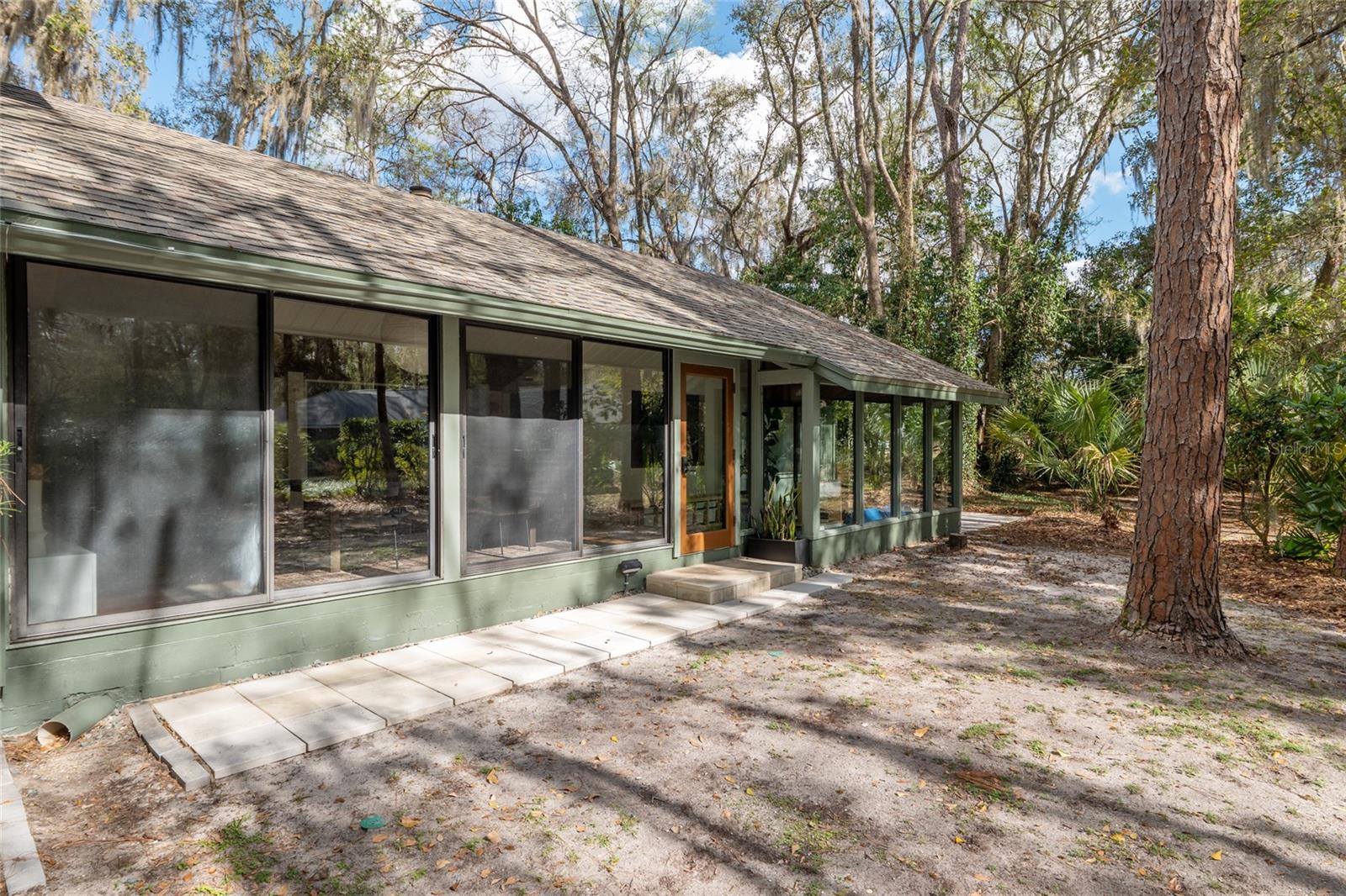 COUNTRY CLUB MANOR - Residential