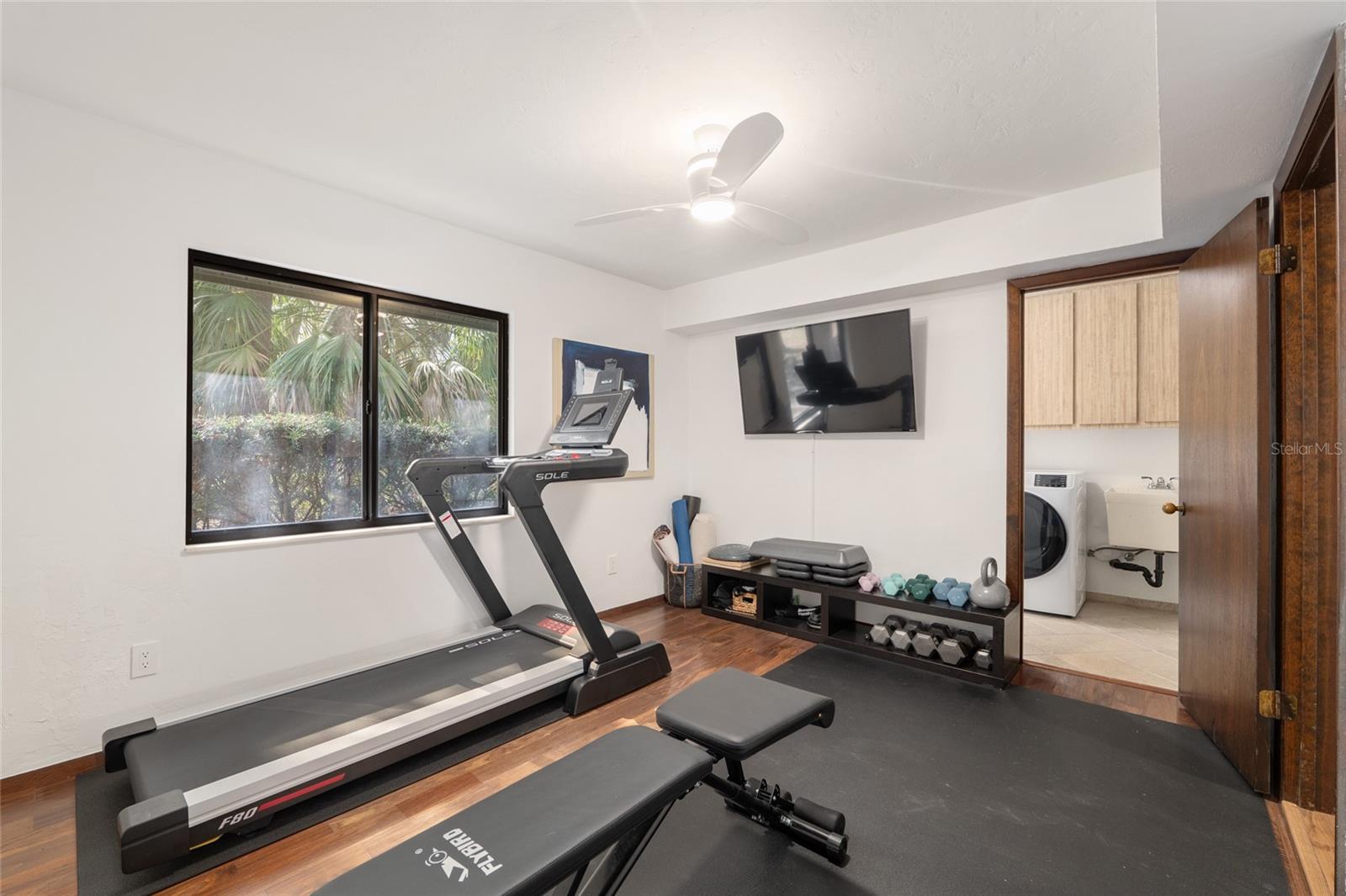 COUNTRY CLUB MANOR - Residential