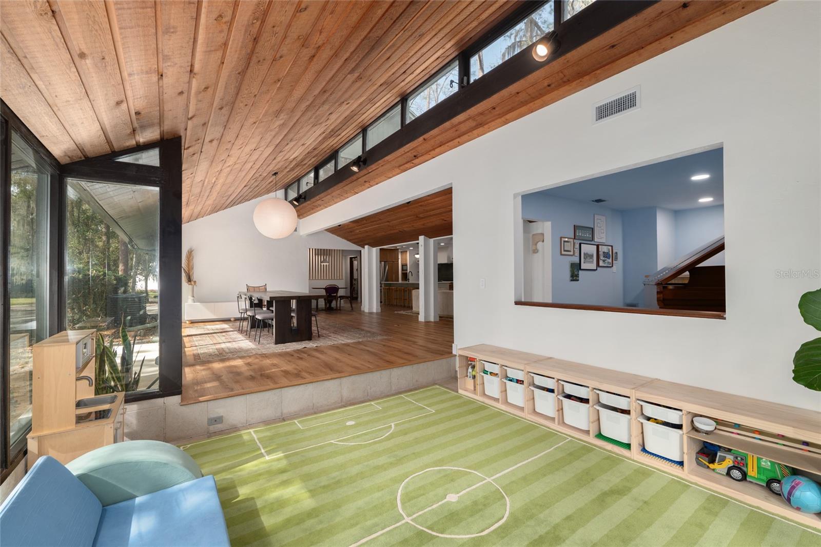 COUNTRY CLUB MANOR - Residential