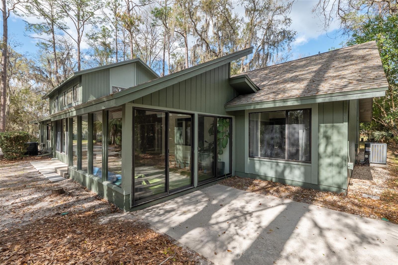 COUNTRY CLUB MANOR - Residential