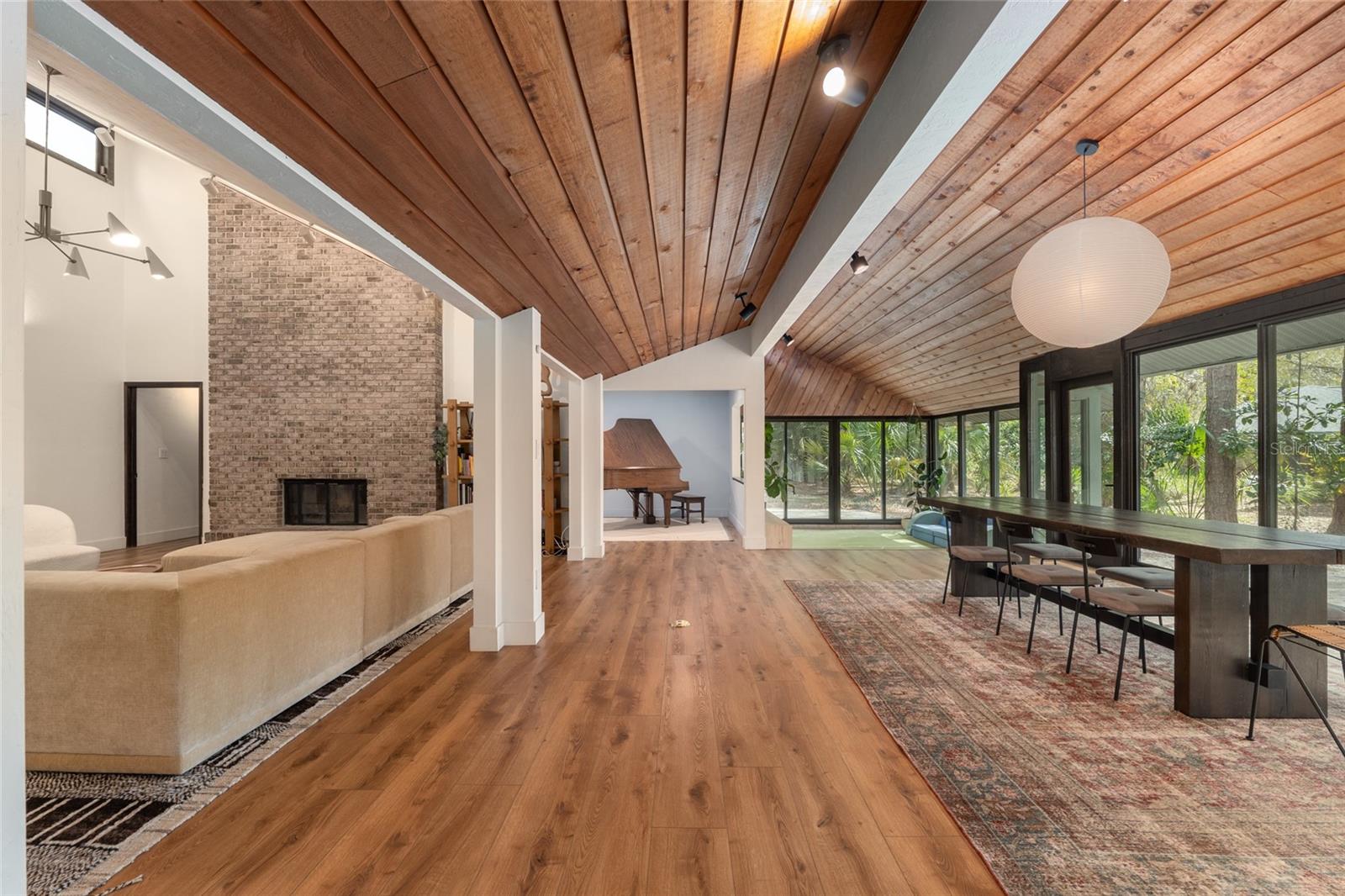 COUNTRY CLUB MANOR - Residential