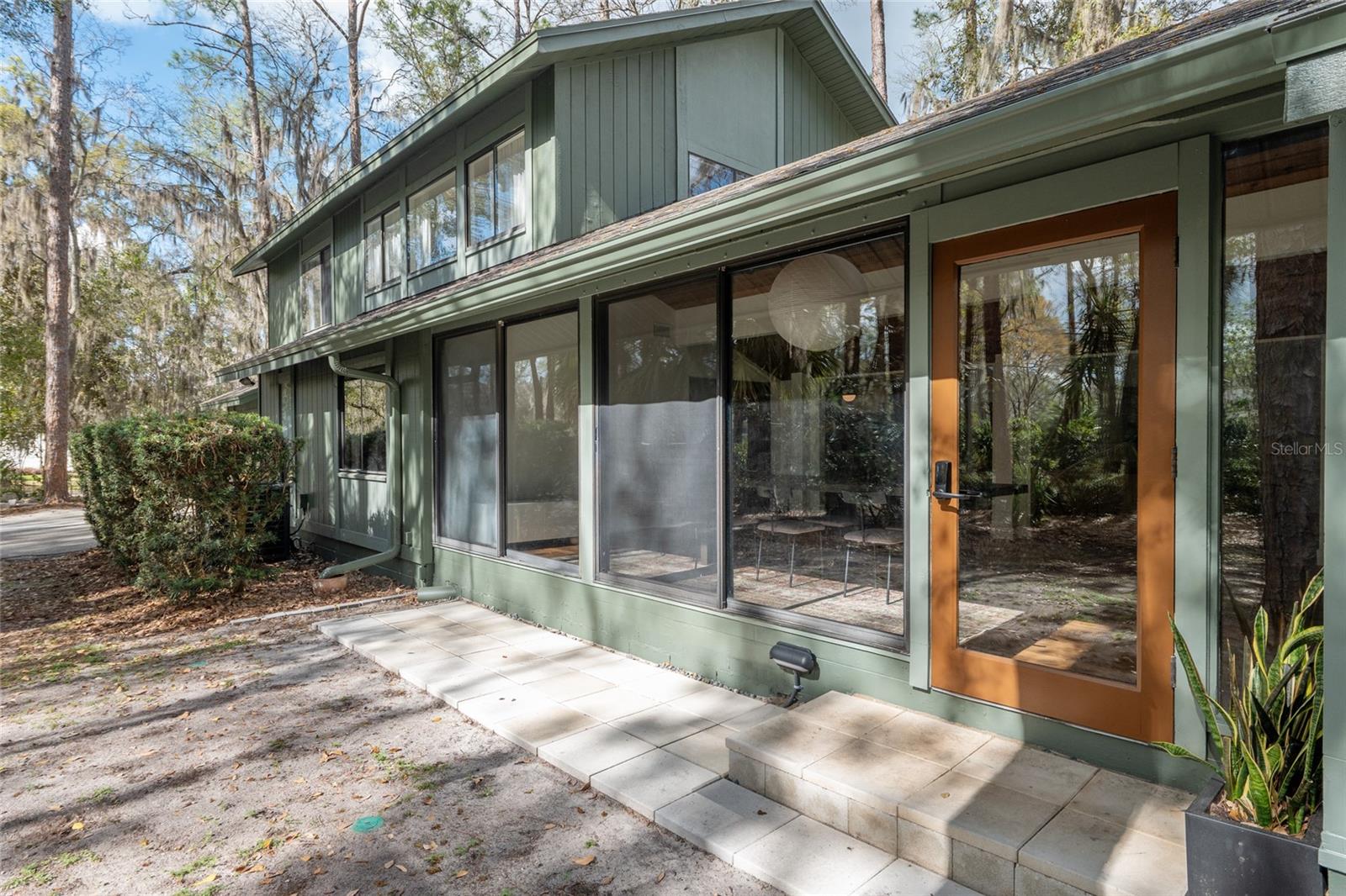 COUNTRY CLUB MANOR - Residential