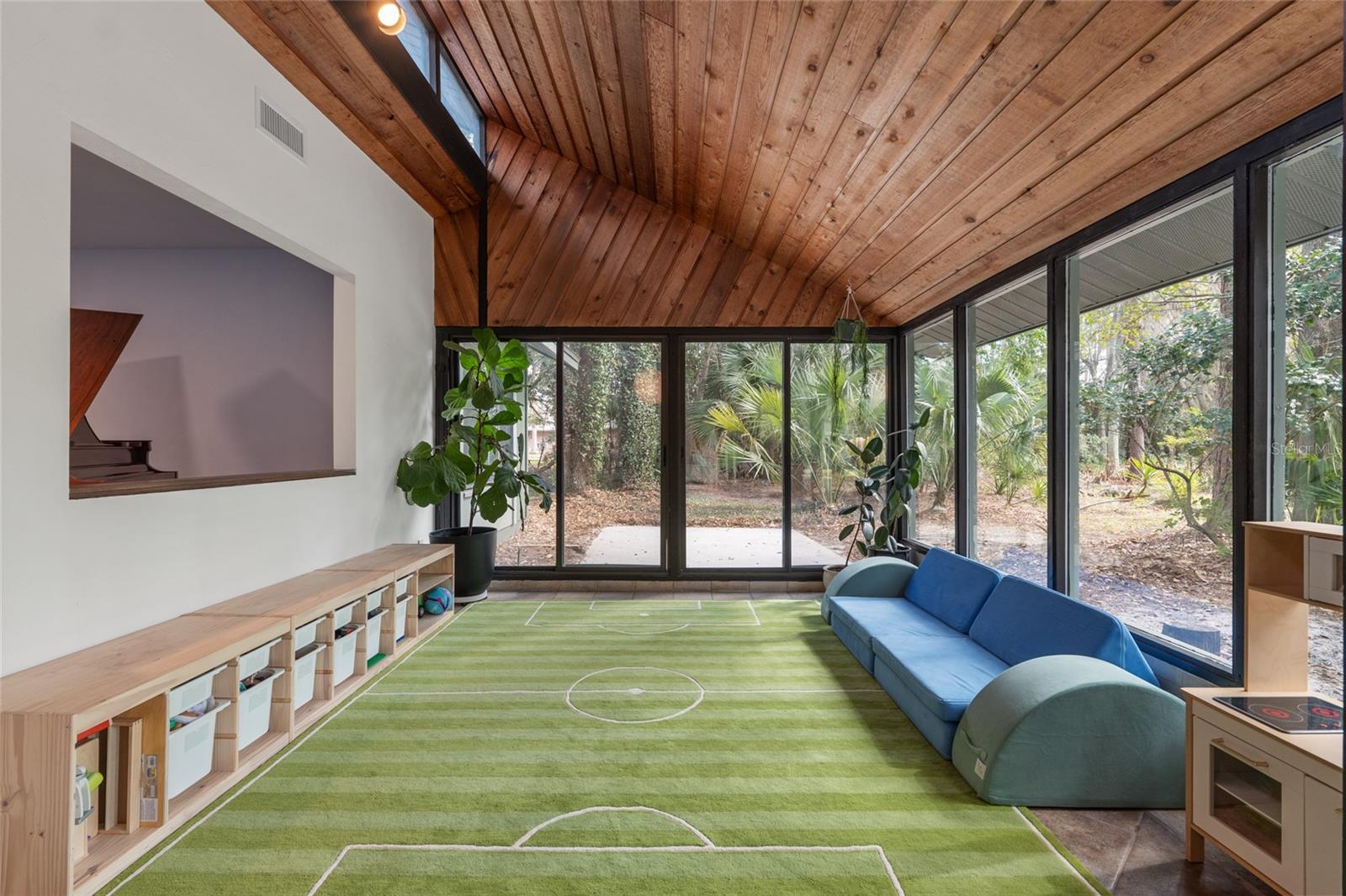 COUNTRY CLUB MANOR - Residential