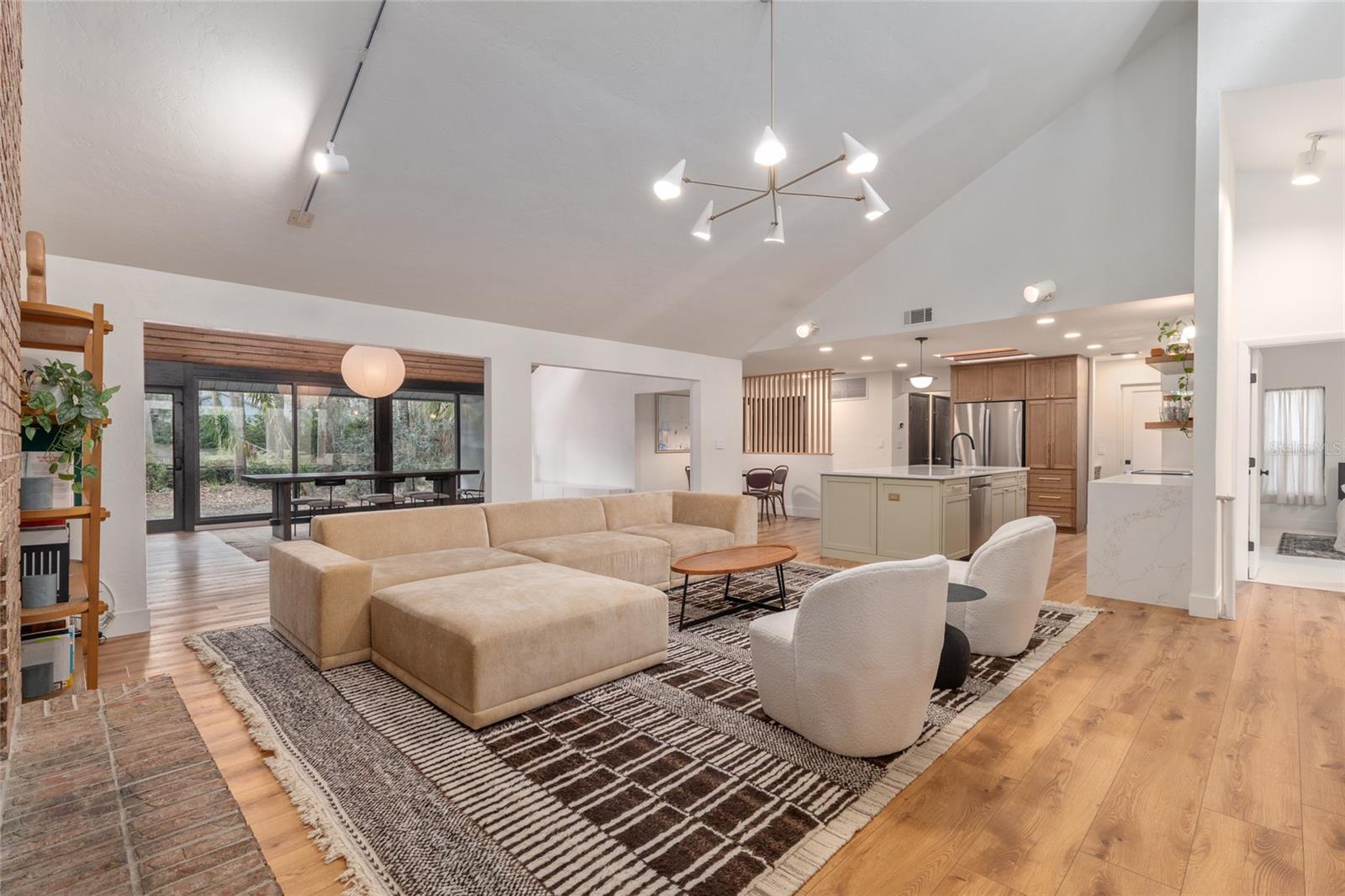 COUNTRY CLUB MANOR - Residential