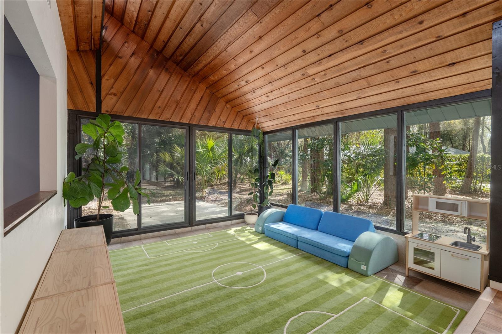 COUNTRY CLUB MANOR - Residential