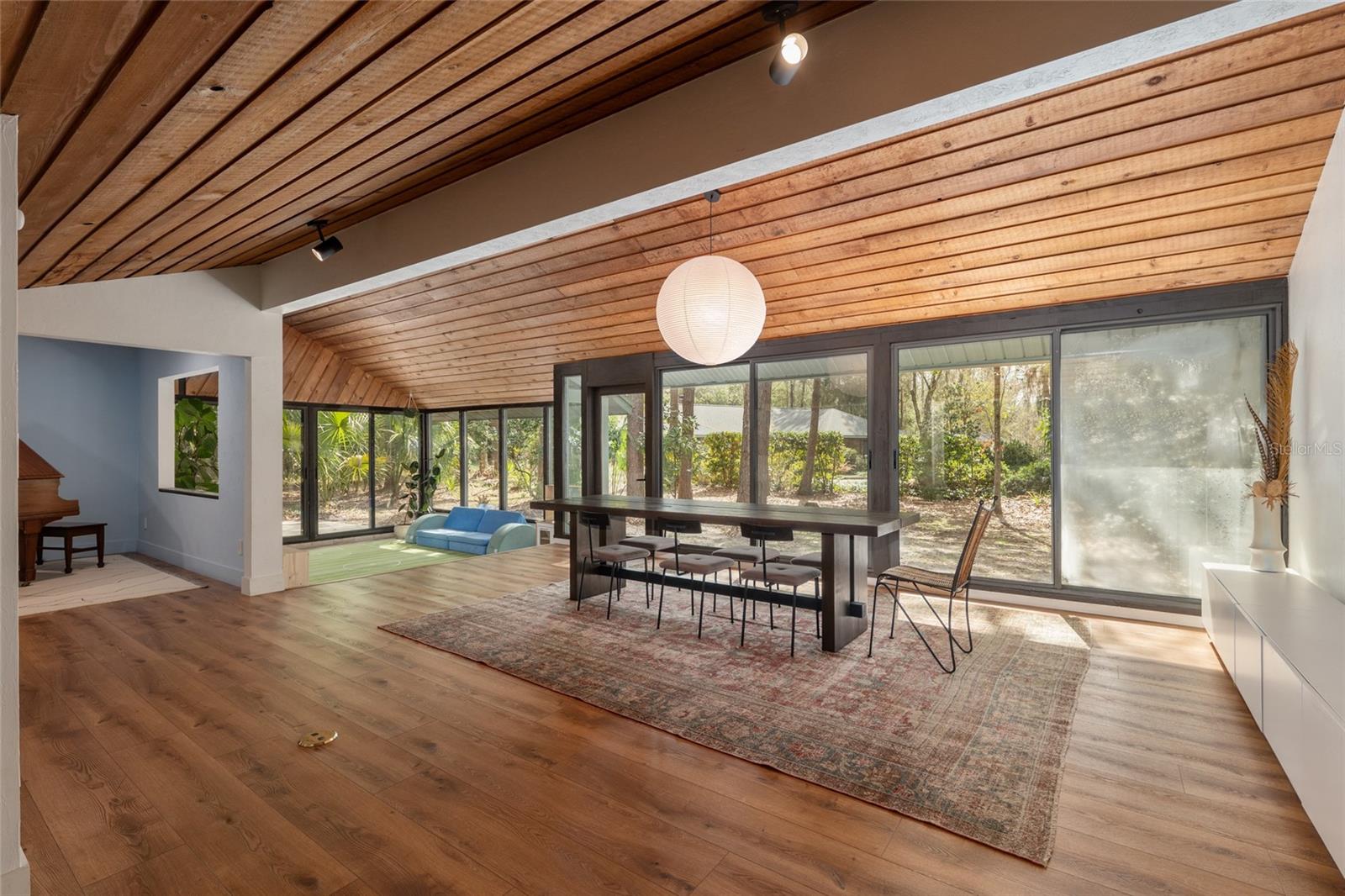 COUNTRY CLUB MANOR - Residential