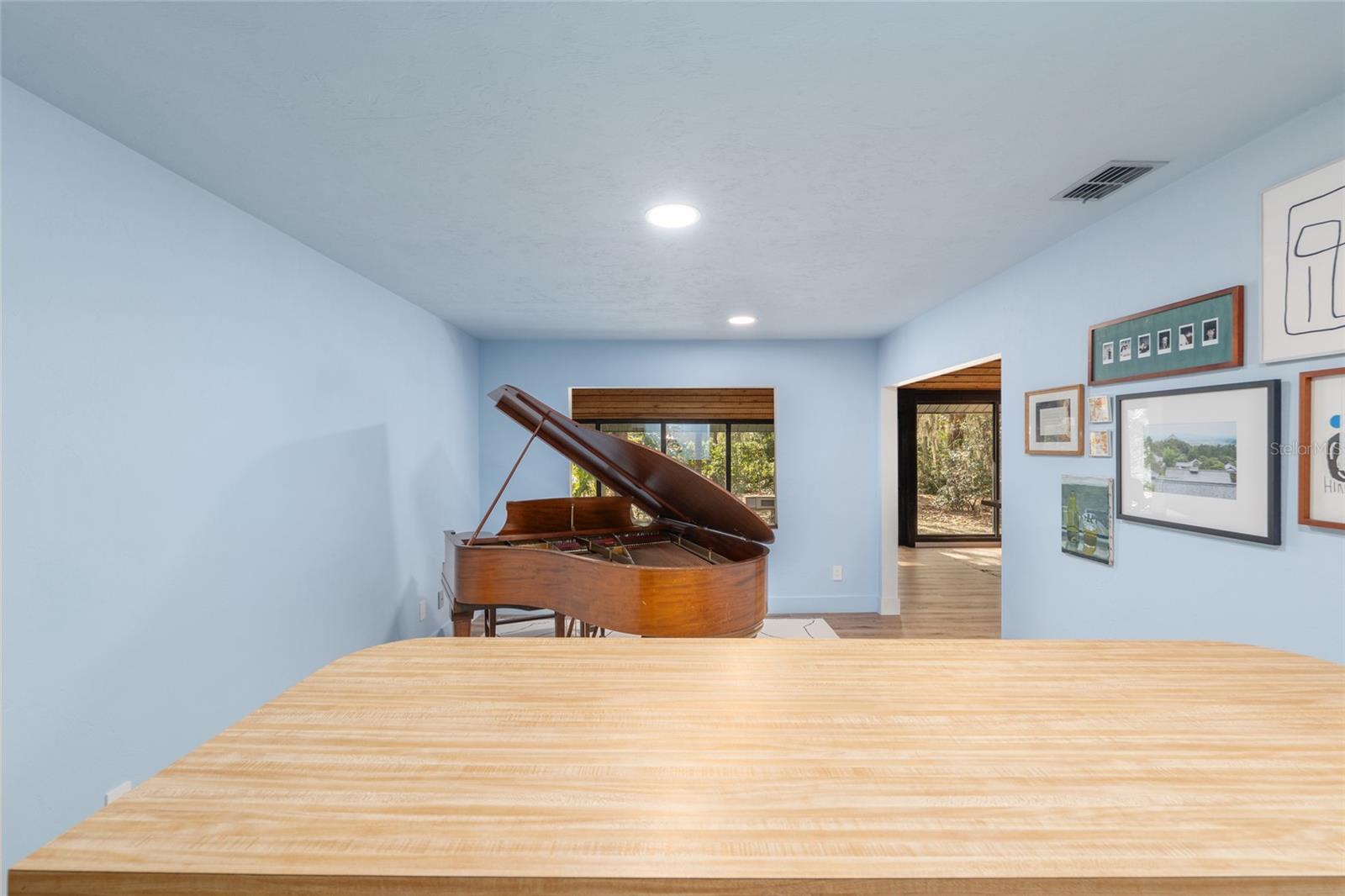 COUNTRY CLUB MANOR - Residential