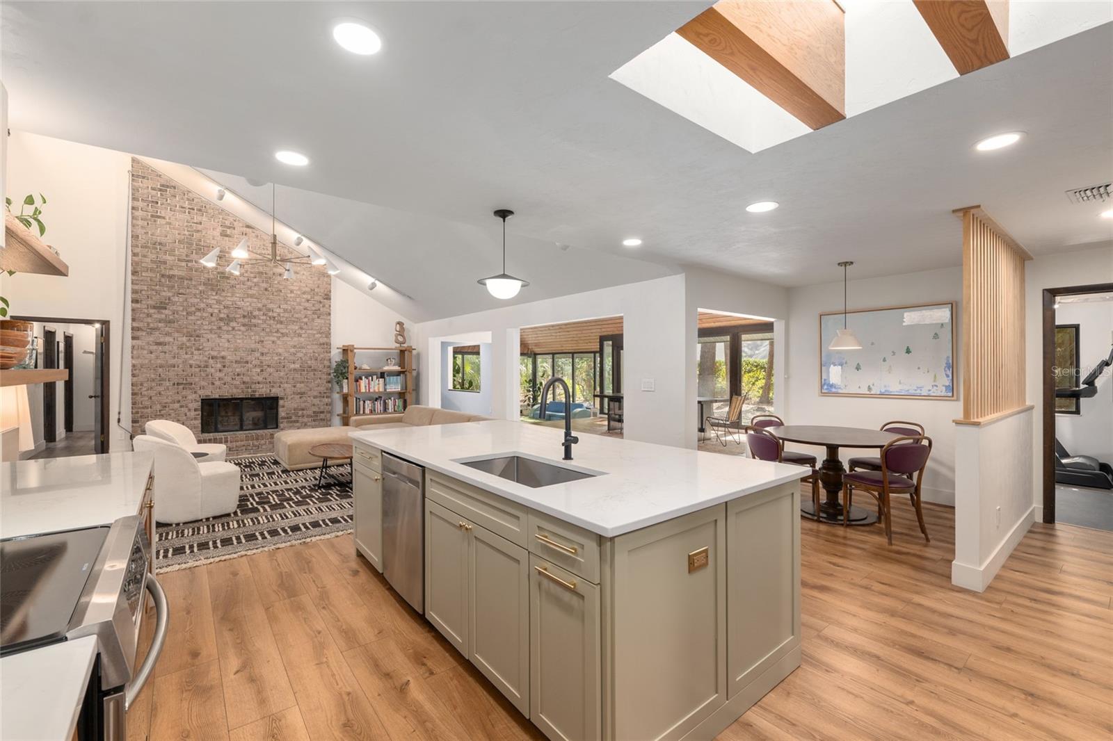 COUNTRY CLUB MANOR - Residential