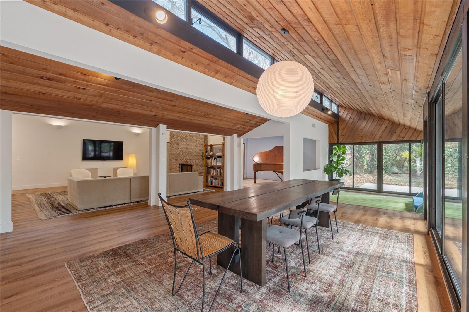 COUNTRY CLUB MANOR - Residential