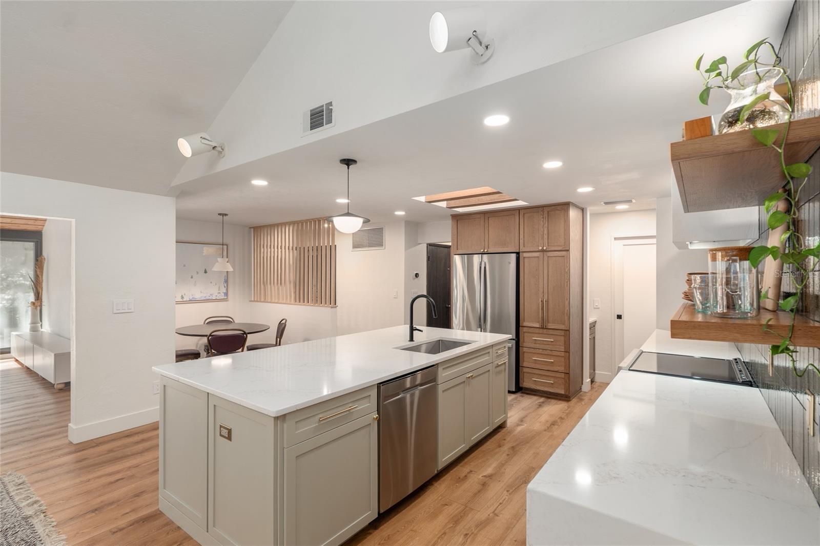 COUNTRY CLUB MANOR - Residential