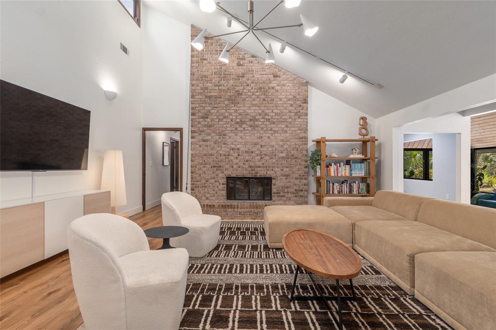 COUNTRY CLUB MANOR - Residential