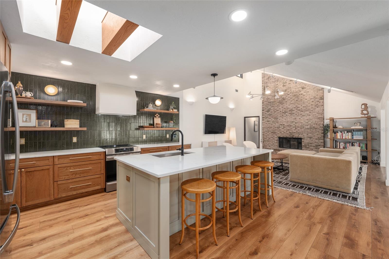 COUNTRY CLUB MANOR - Residential