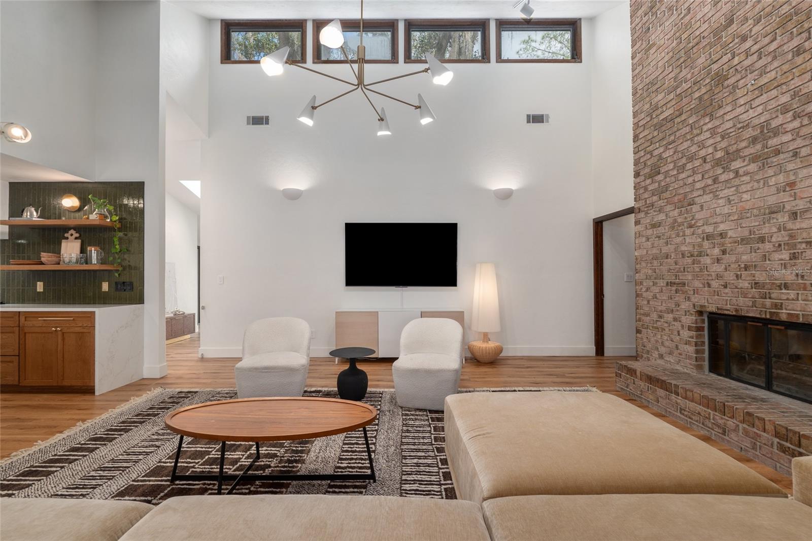 COUNTRY CLUB MANOR - Residential