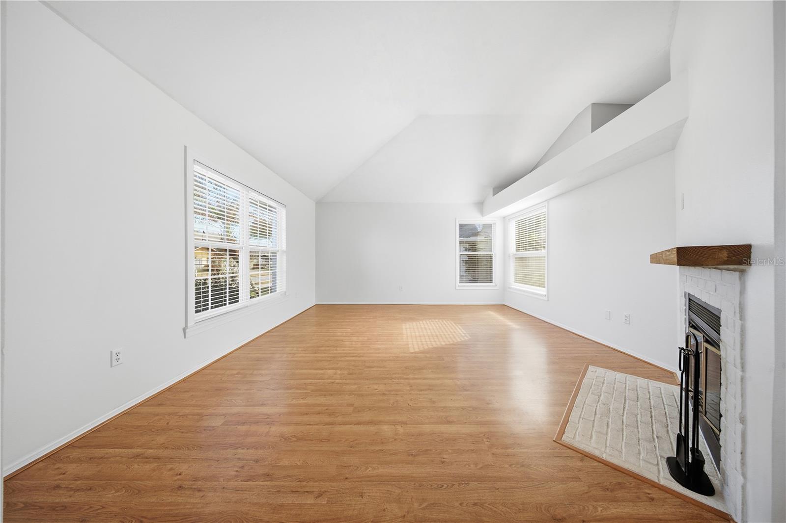 563 W SPRINGTREE WAY