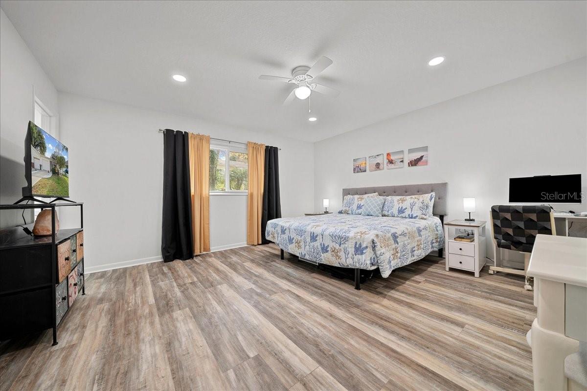 CIRCLE SQUARE WOODS. - Residential