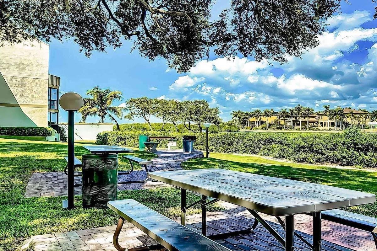 BAY OAKS - Residential