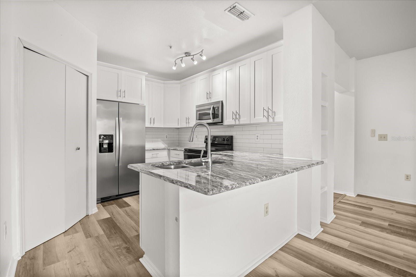 NOTTING HILL A CONDO - Residential