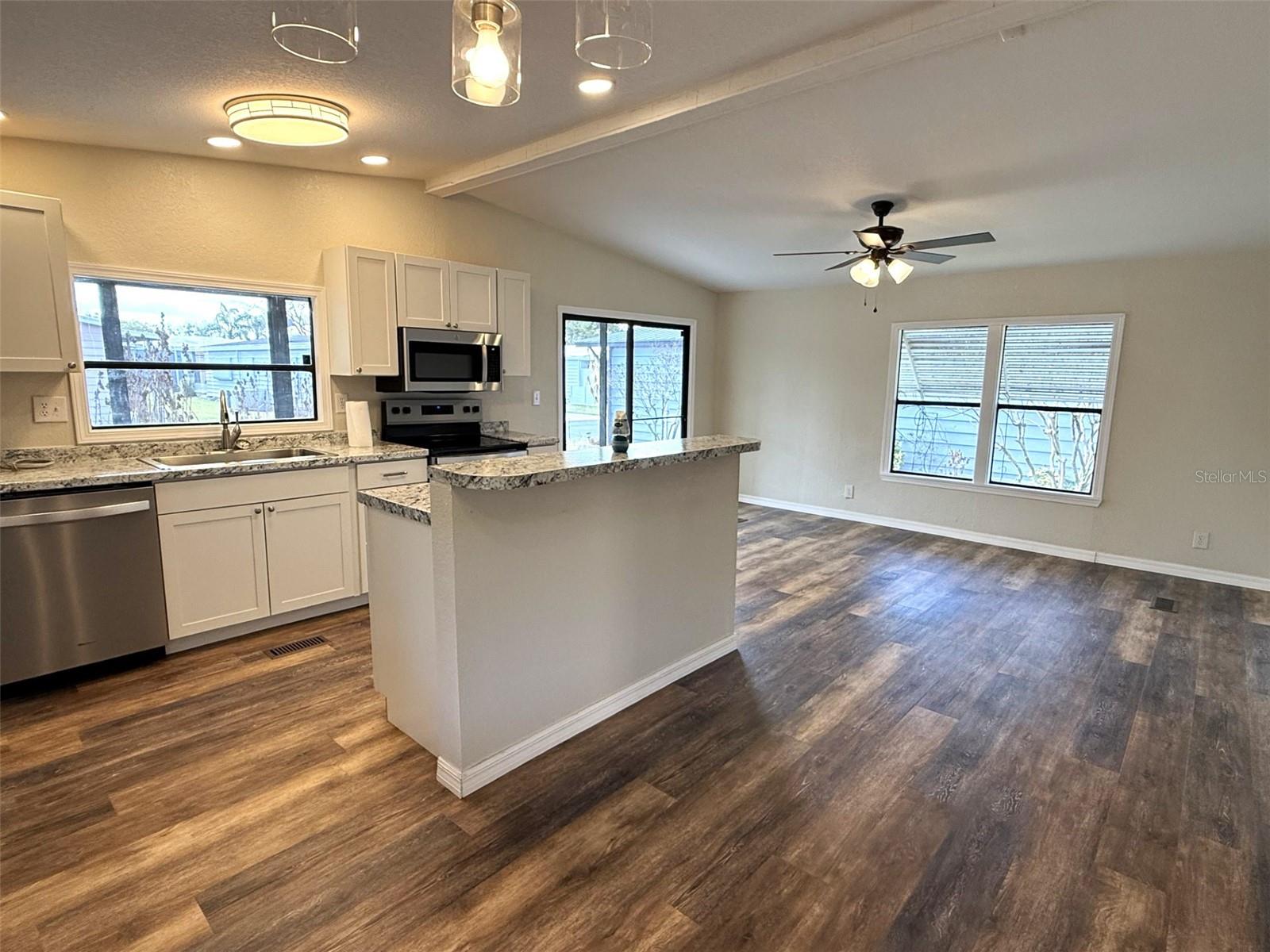 FLORAL LAKES - Residential