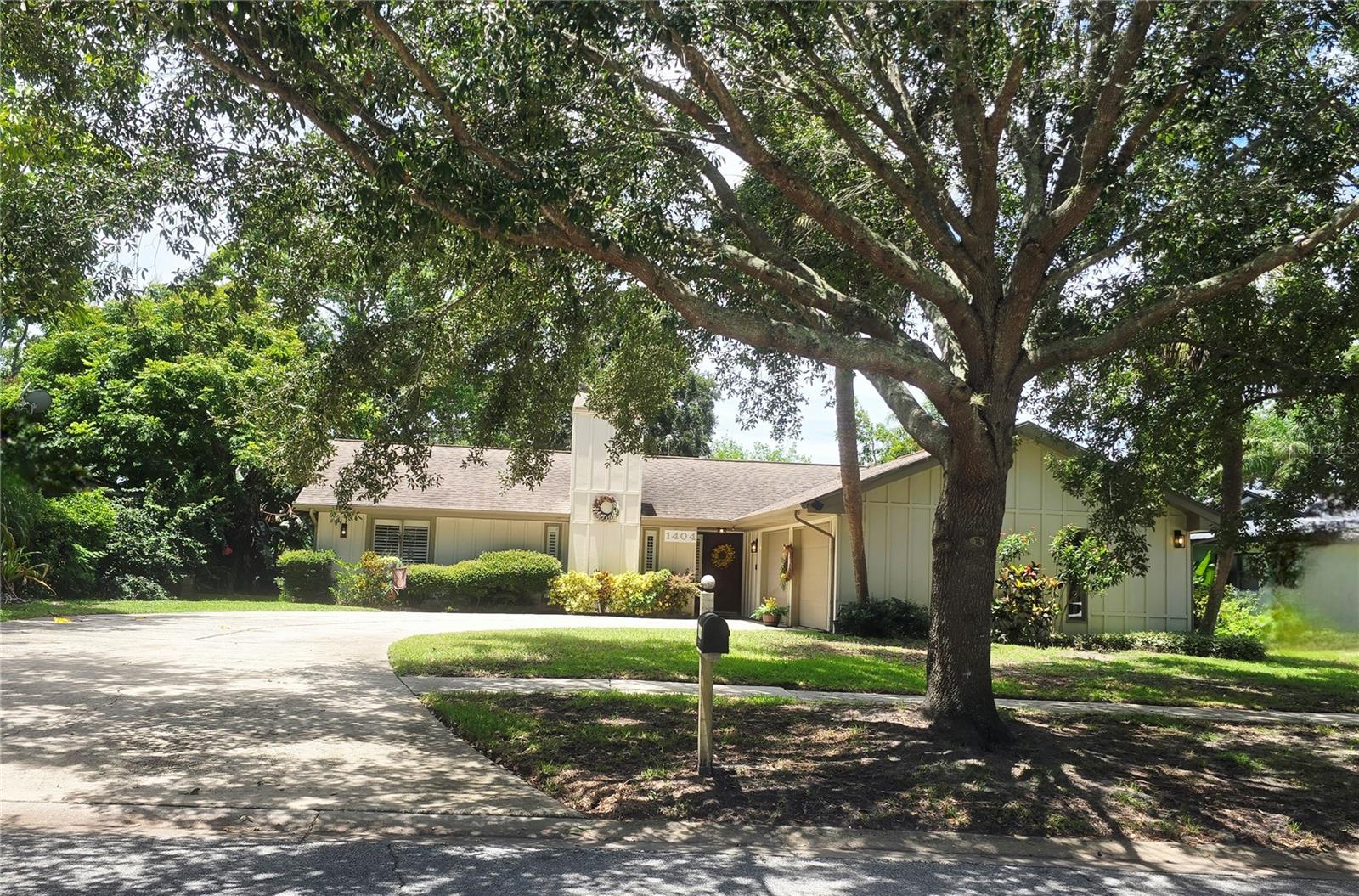 1404 RED OAK DRIVE