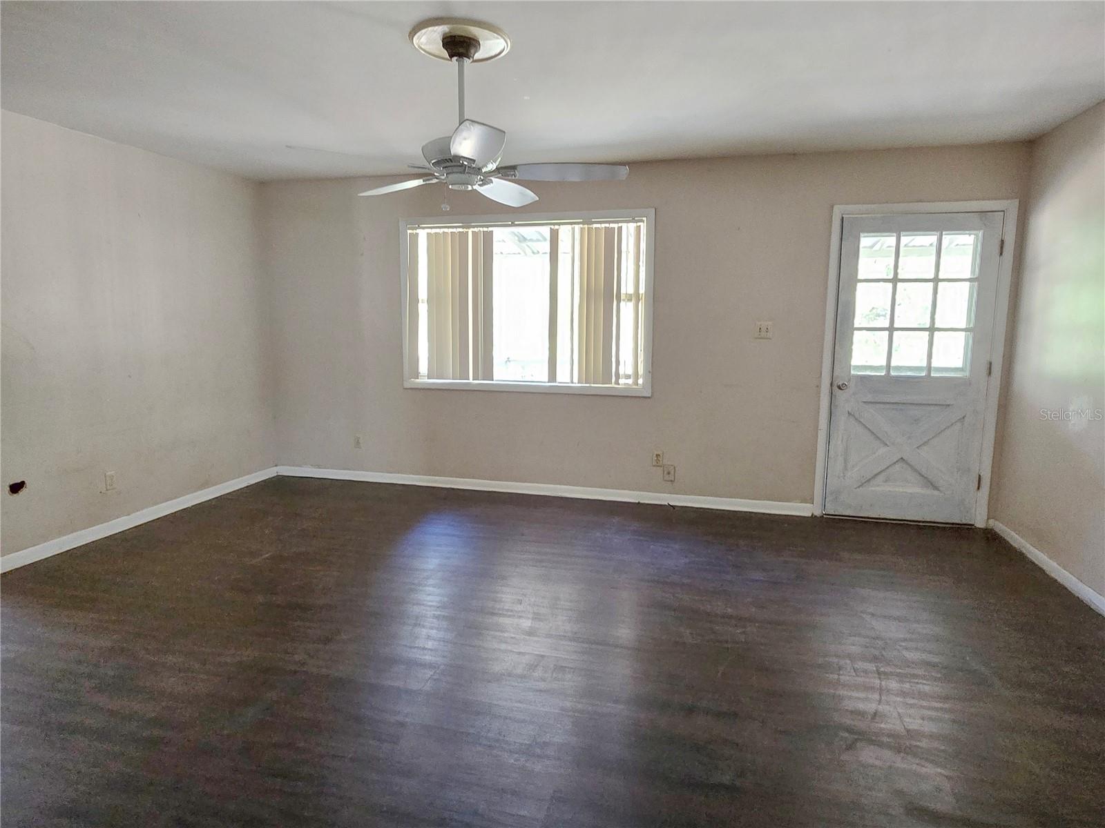 ROUND LAKE - Residential