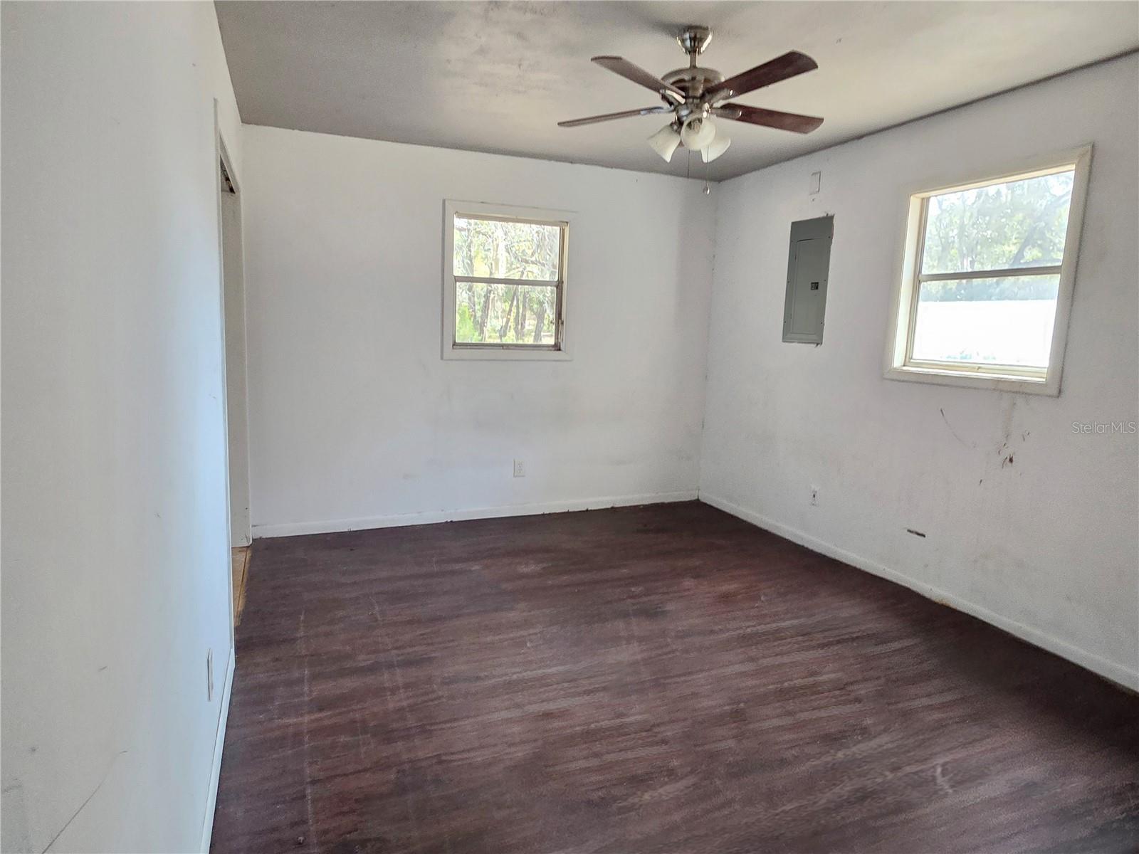 ROUND LAKE - Residential