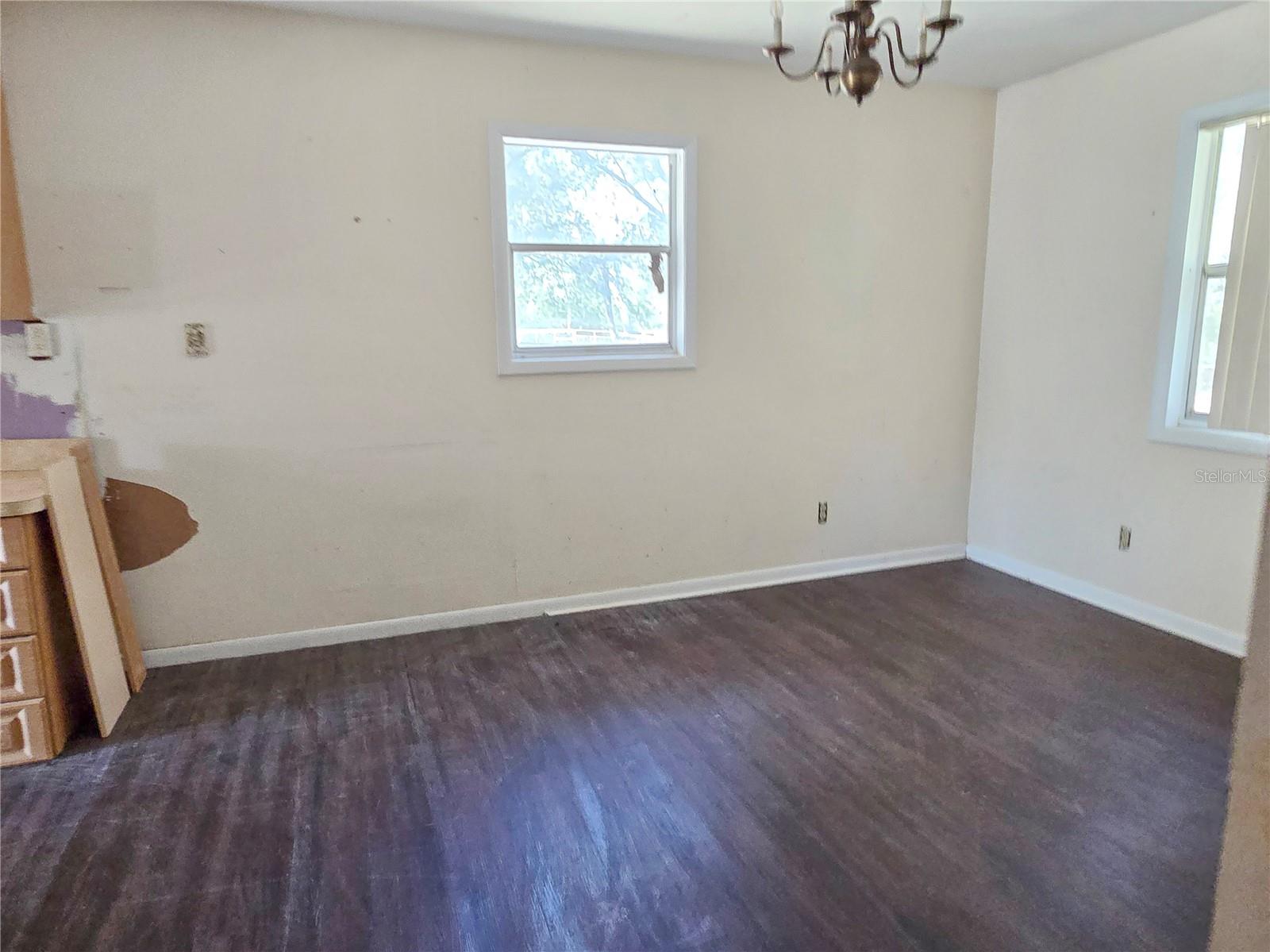 ROUND LAKE - Residential