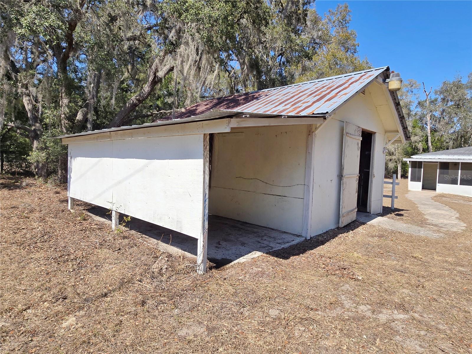 ROUND LAKE - Residential