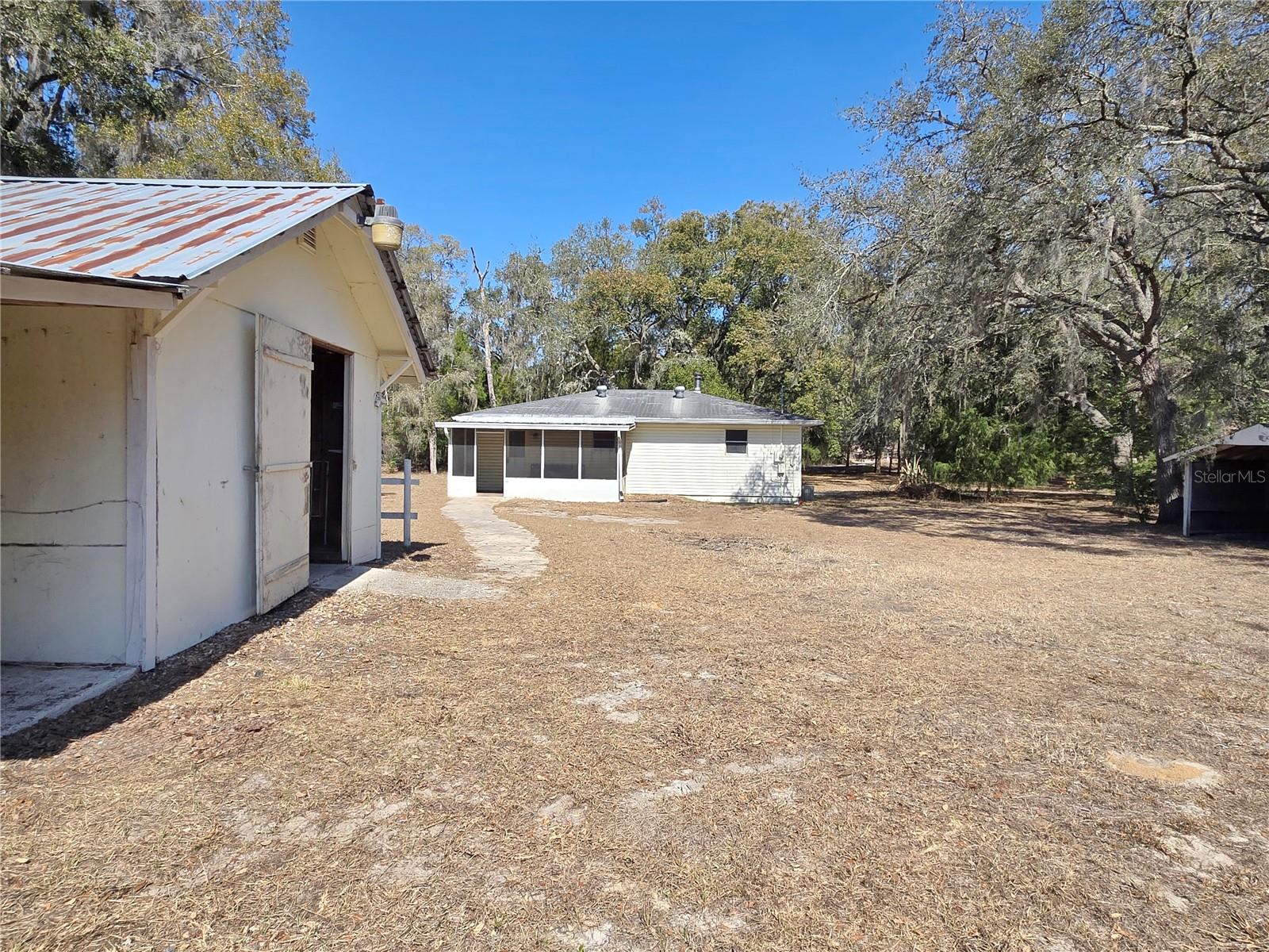 ROUND LAKE - Residential