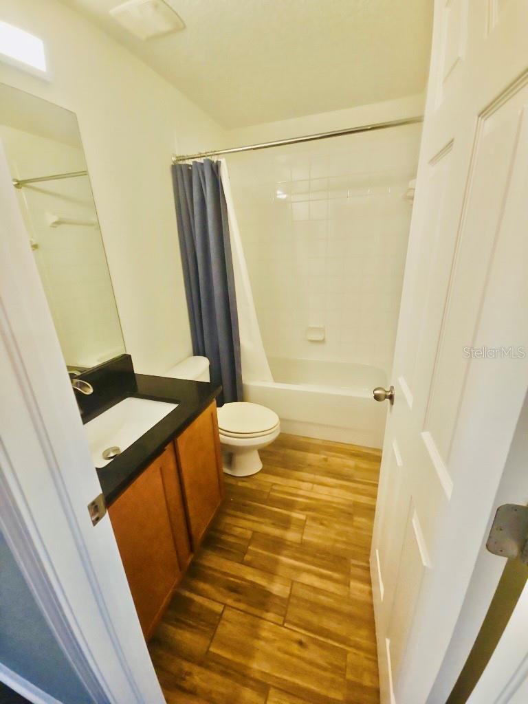 OAKS AT RIVERVIEW - Residential Lease