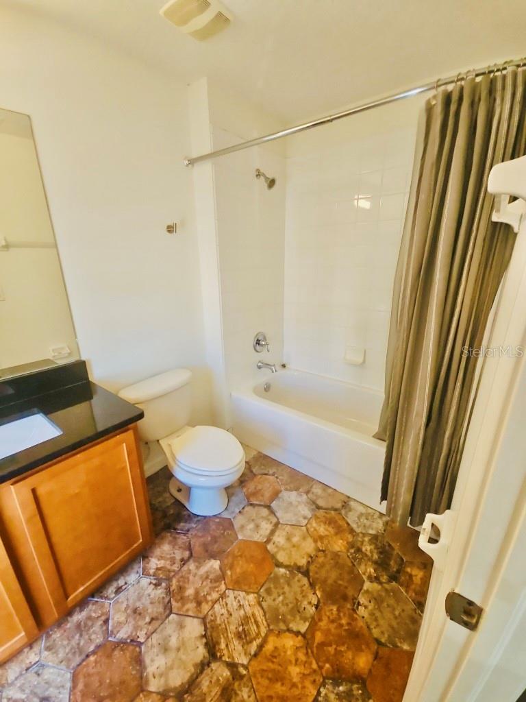 OAKS AT RIVERVIEW - Residential Lease