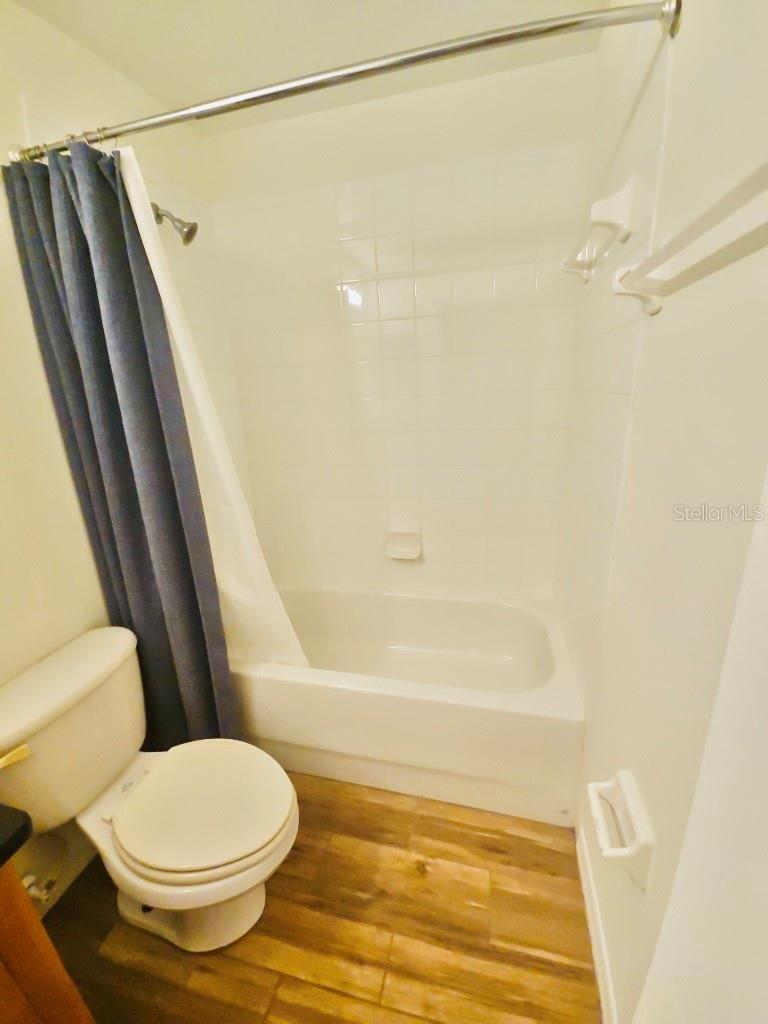 OAKS AT RIVERVIEW - Residential Lease