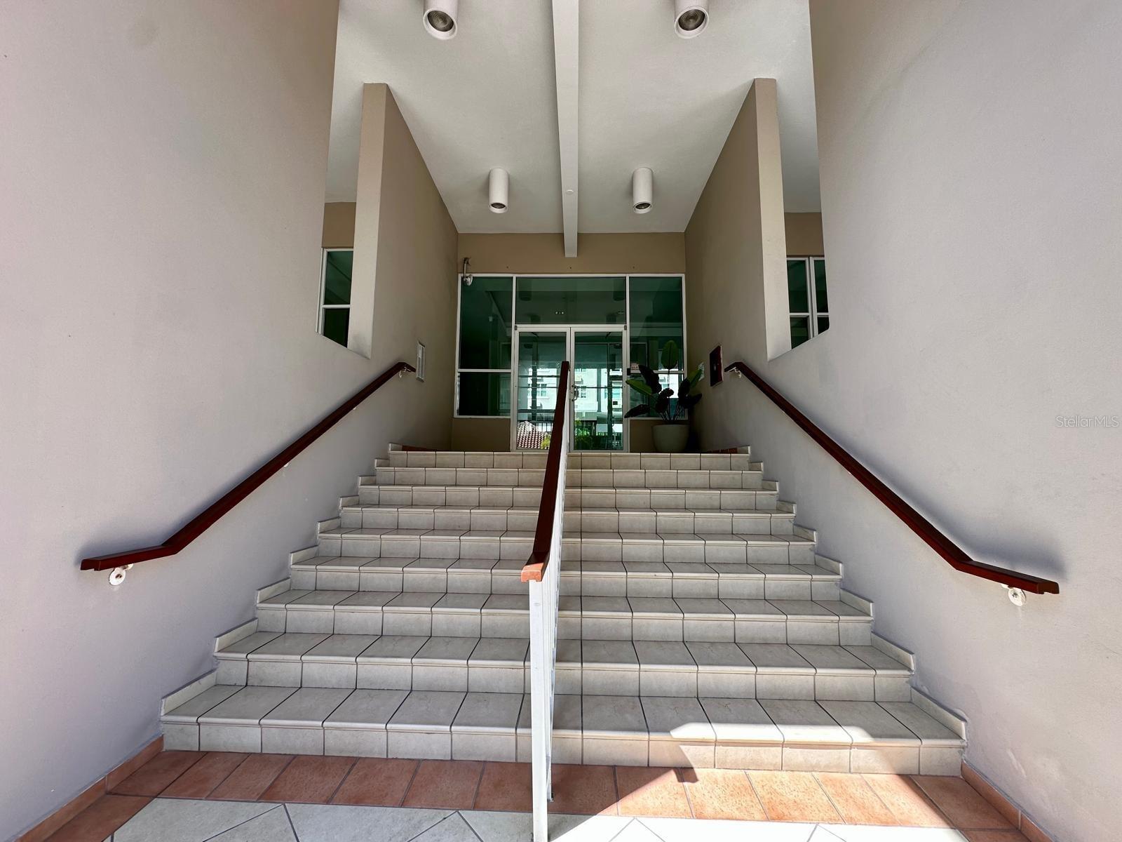 Cond. Torres del Escorial 4002 AVE. JOSE DE DIEGO 606