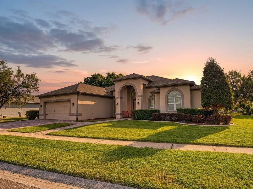 Photo of 13535 Bluewater Circle, Orlando, FL 32828 (MLS # O6443385)