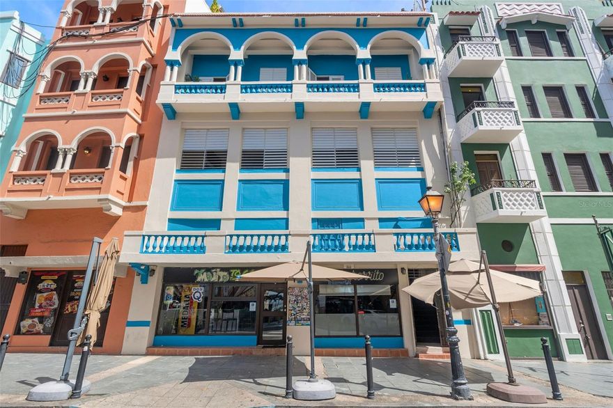 Discover a opportunity in the historic heart of san Juan, where rich history and modernity blend perfectly. Three Floors.  10,495 p2 approx. Constructed in the Mid-20th Century. The building harmonizes with the existing urban context of historic San Juan. 5 apartments in second floor and 6 apartments in the third floor. and one mezzanine of approximately 2,249p2. Each apartment is fully furnished and includes a private bathroom and air conditioning. In the first floor currently operating as a bar and restaurant. The  building is equipped with a 70 Kilowatt generator that provides electricity to all apartments, ensuring continuous power supply. Recinto Sur street, a key transit area for visitors to Old San Juan, making an excellent investment.