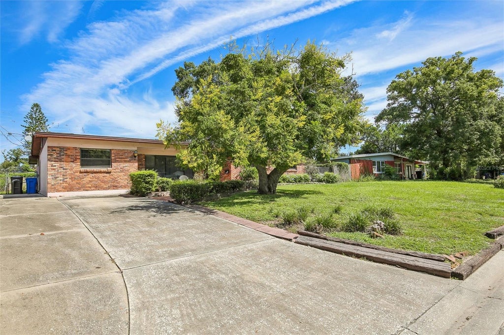 Photo of 512 White Oak Avenue, Brandon, FL 33510 (MLS # TB8553266)