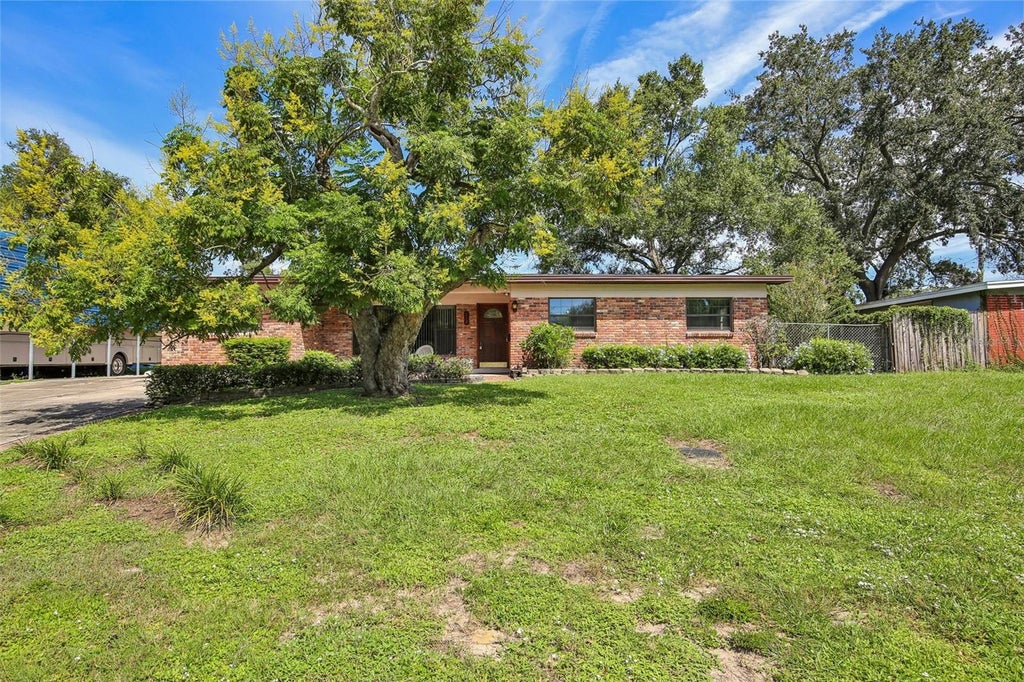 Photo of 512 White Oak Avenue, Brandon, FL 33510 (MLS # TB8553266)