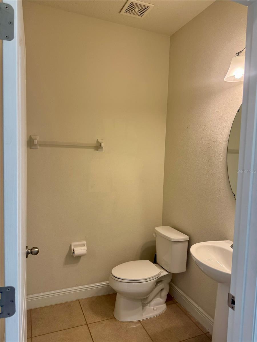 ALOMA TRAILS - Residential Lease