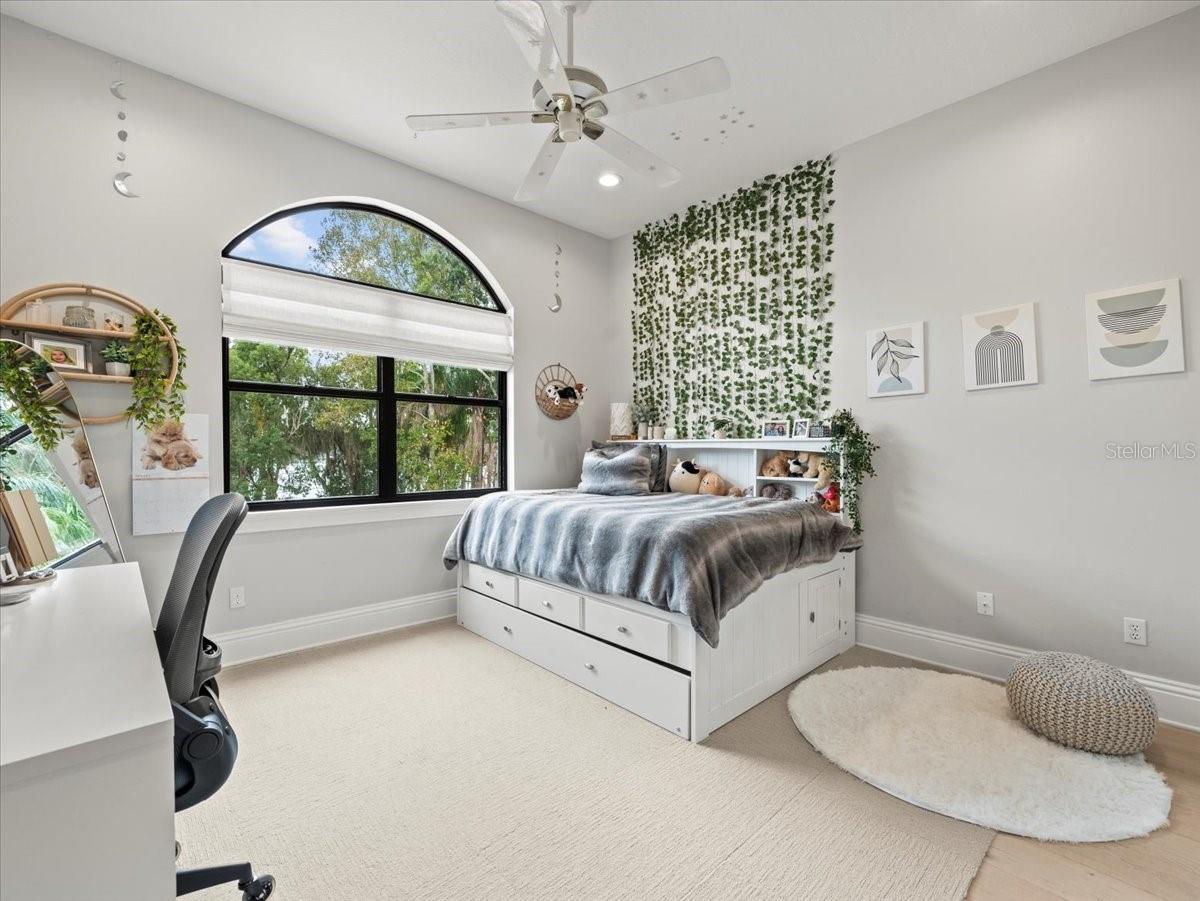 LAKESIDE POINT - Residential