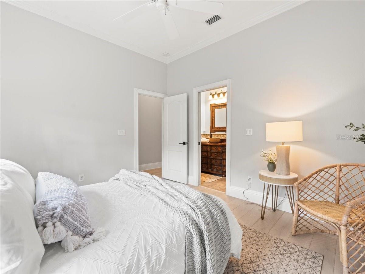 LAKESIDE POINT - Residential