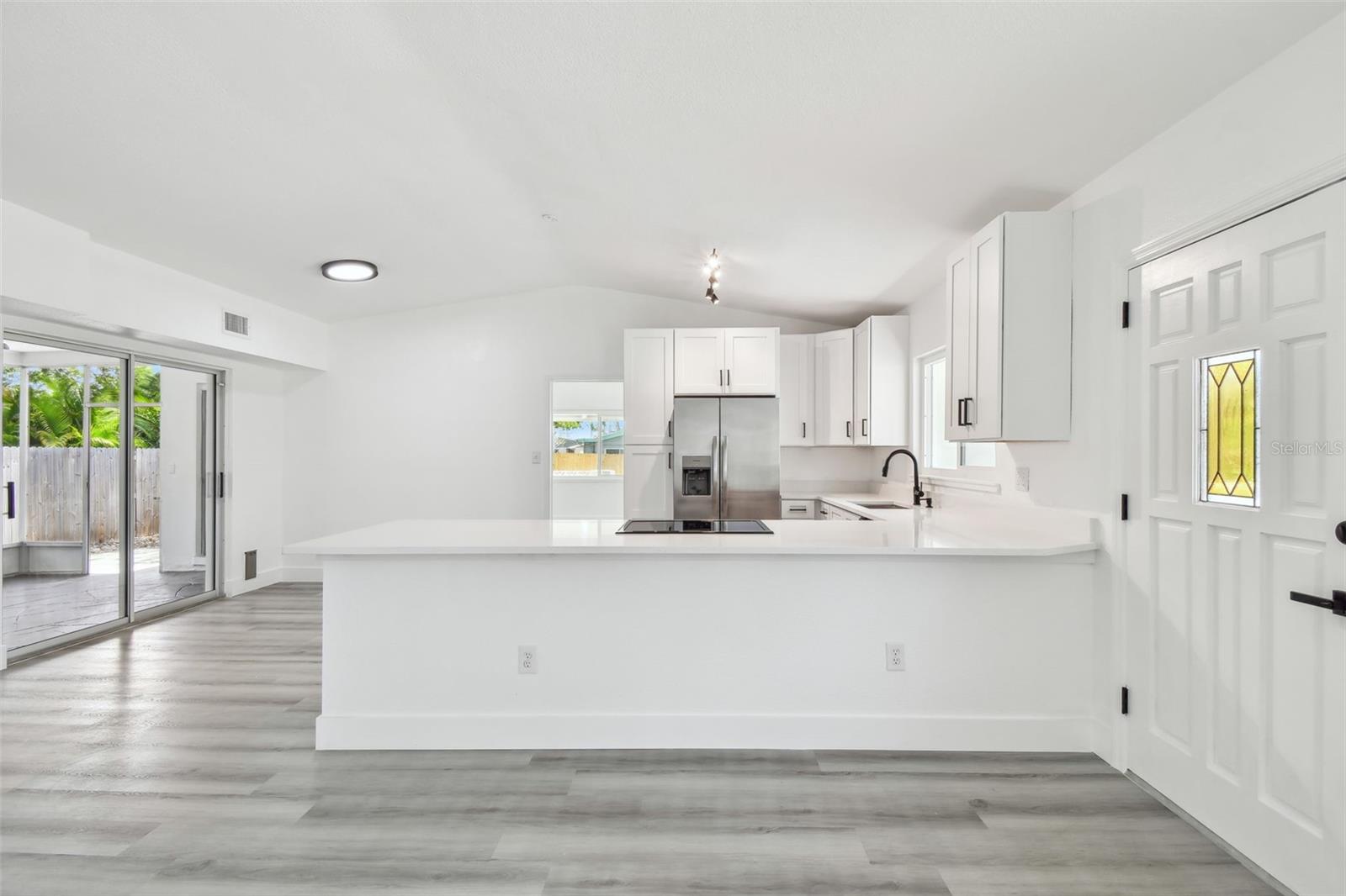 695 SUNSET DR