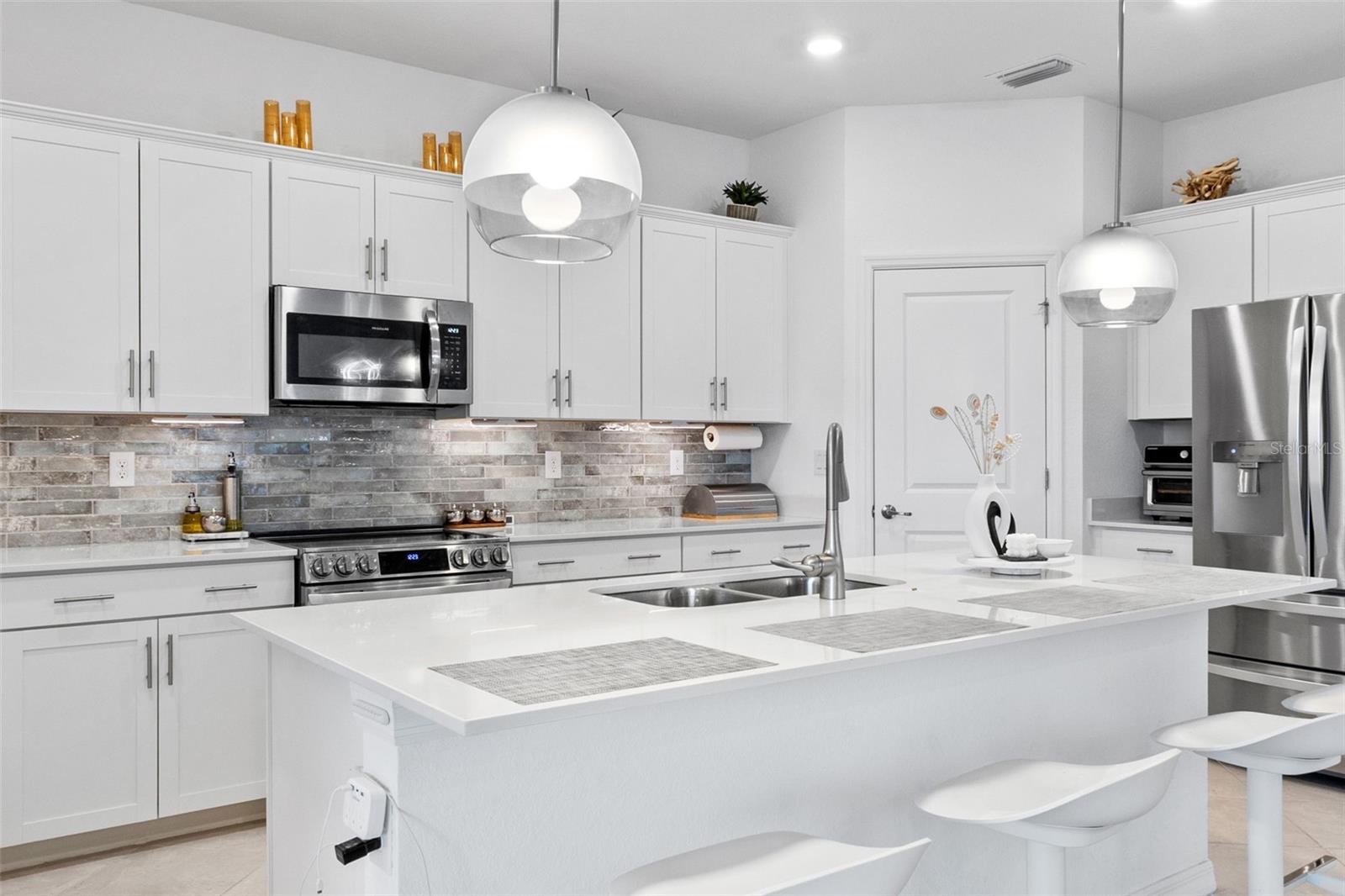 LAKESPUR/WELLEN PARK - Residential Lease