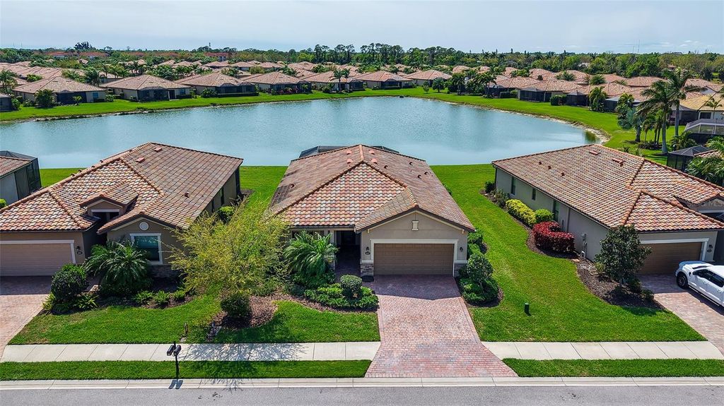 Photo of 6517 Willowshire Way, Bradenton, FL 34212 (MLS # A4685964)