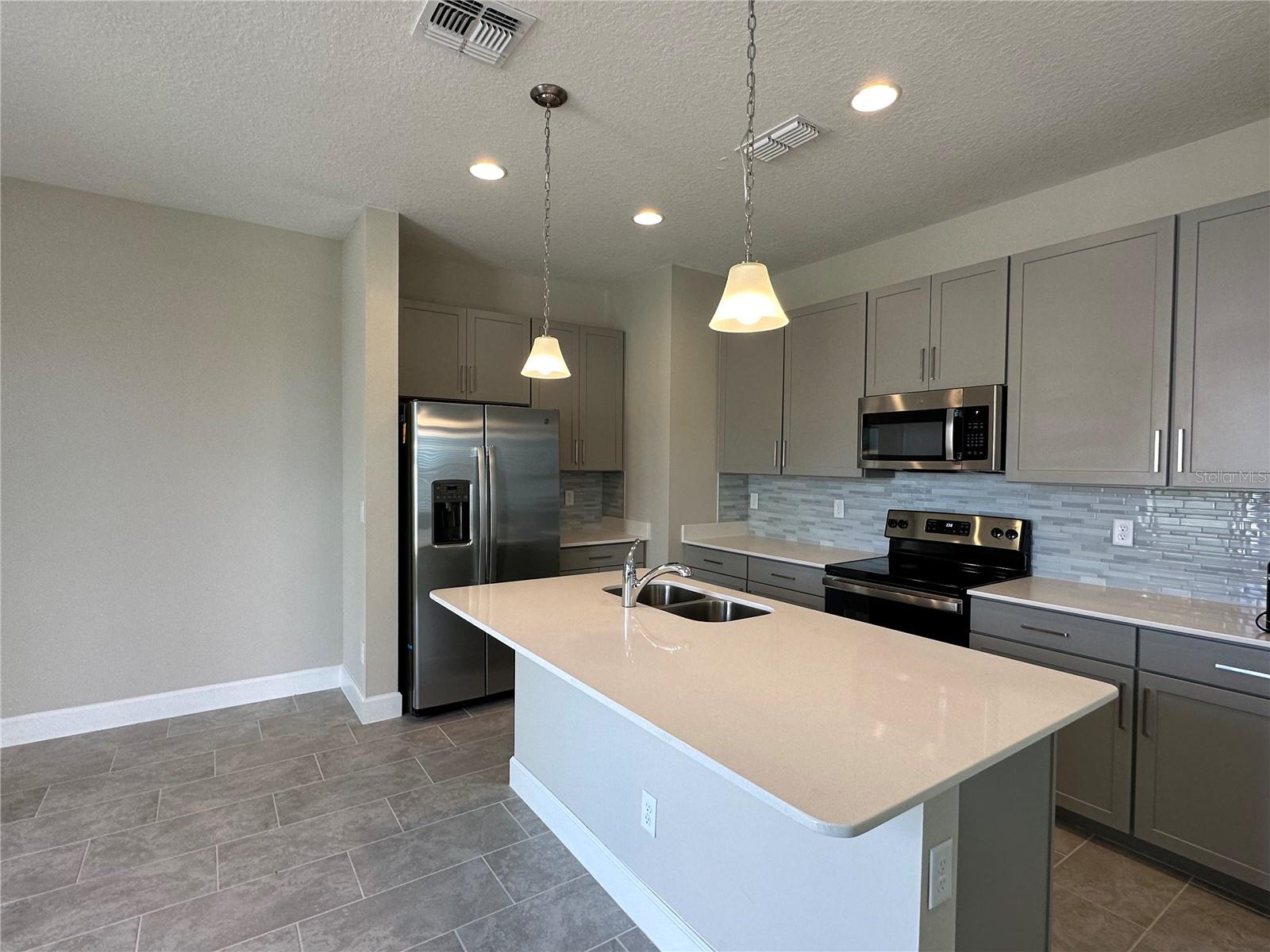 TOWNHOMES AT RIVERS EDGE - Residential Lease