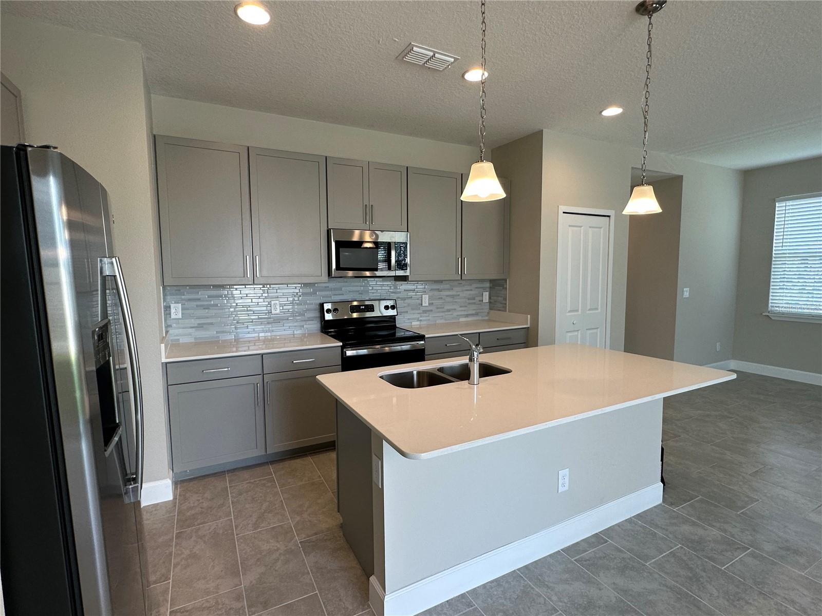 TOWNHOMES AT RIVERS EDGE - Residential Lease